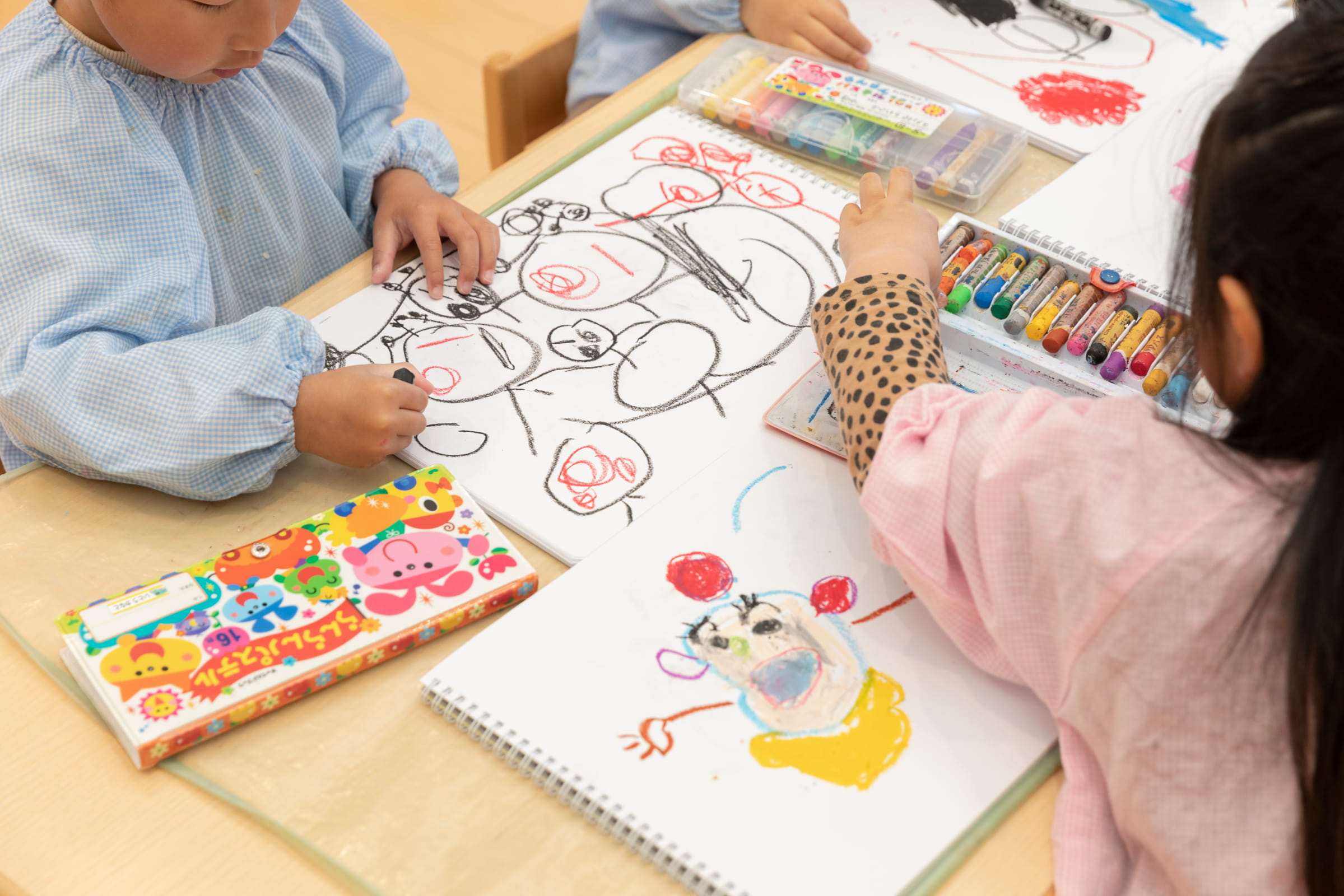 机でお絵描きをする子どもたち