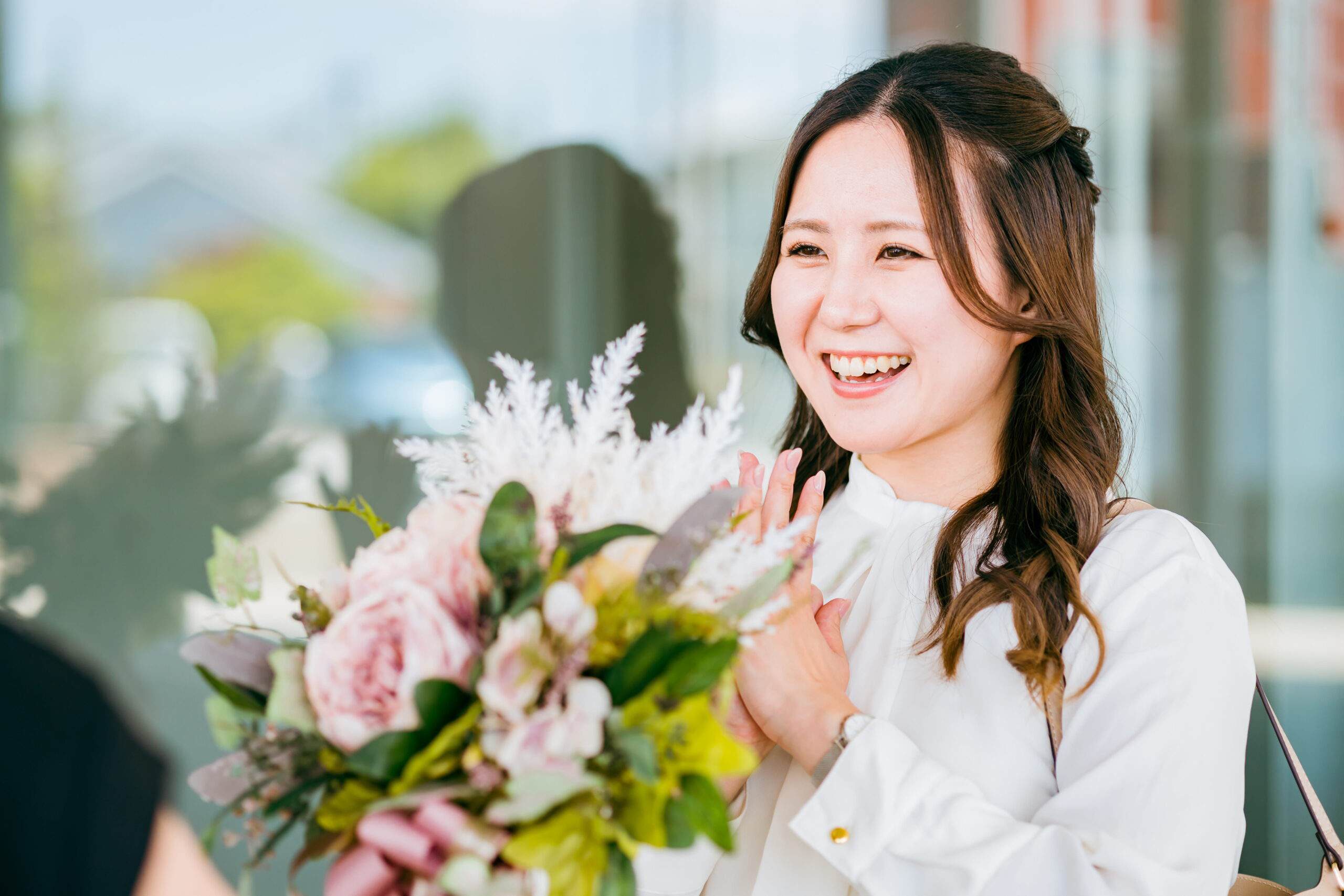 花束を持つ女性のイメージ