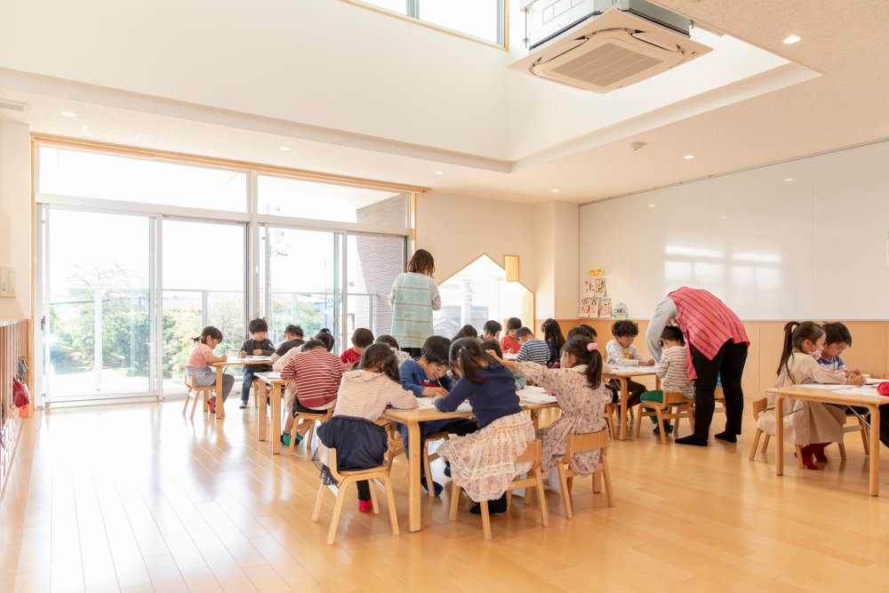 保育室で活動する子どもたちと職員