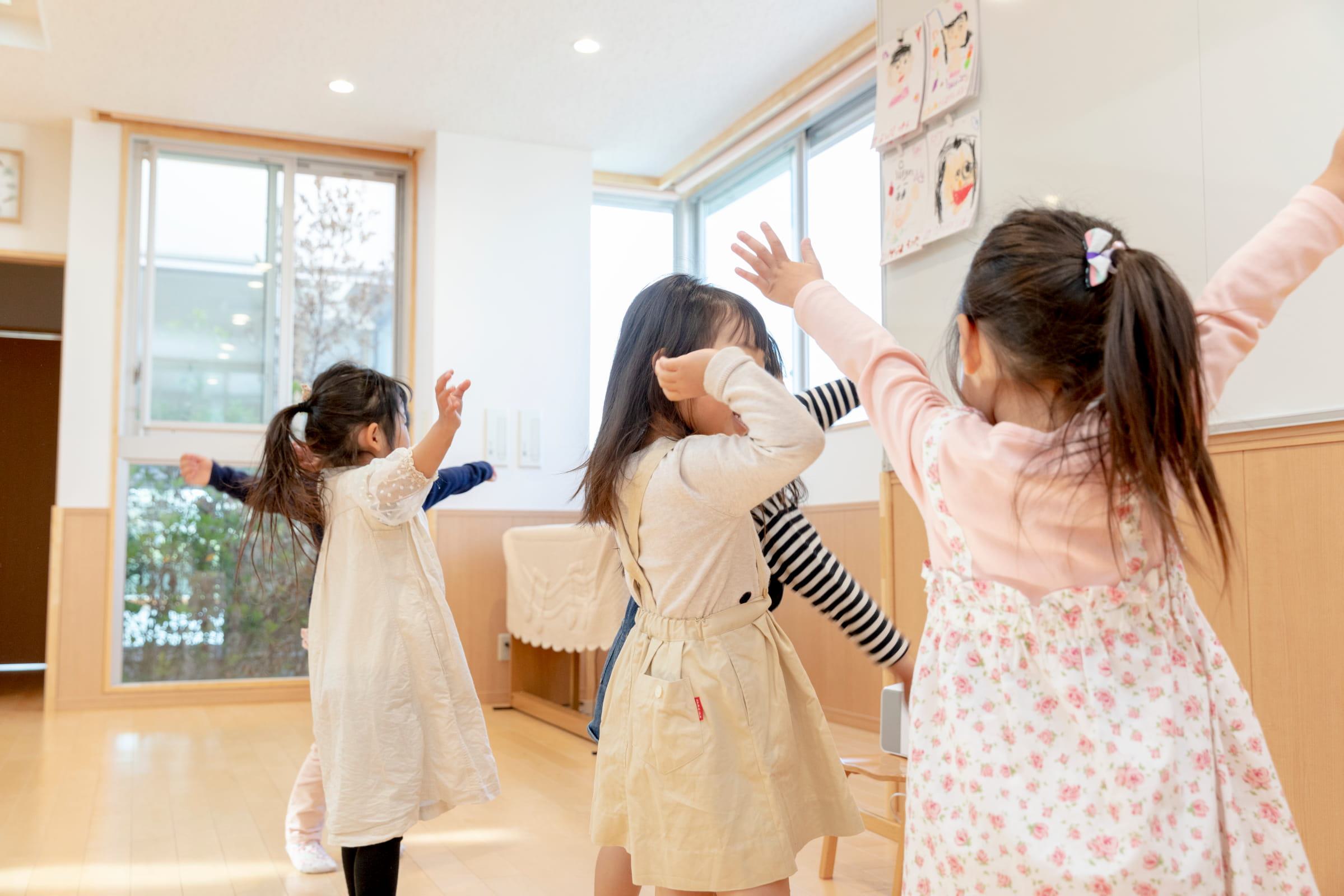 保育室で活動する子どもたち
