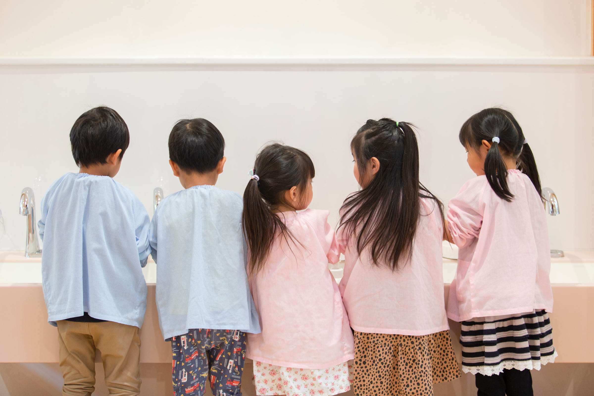 子どもたちの後ろ姿
