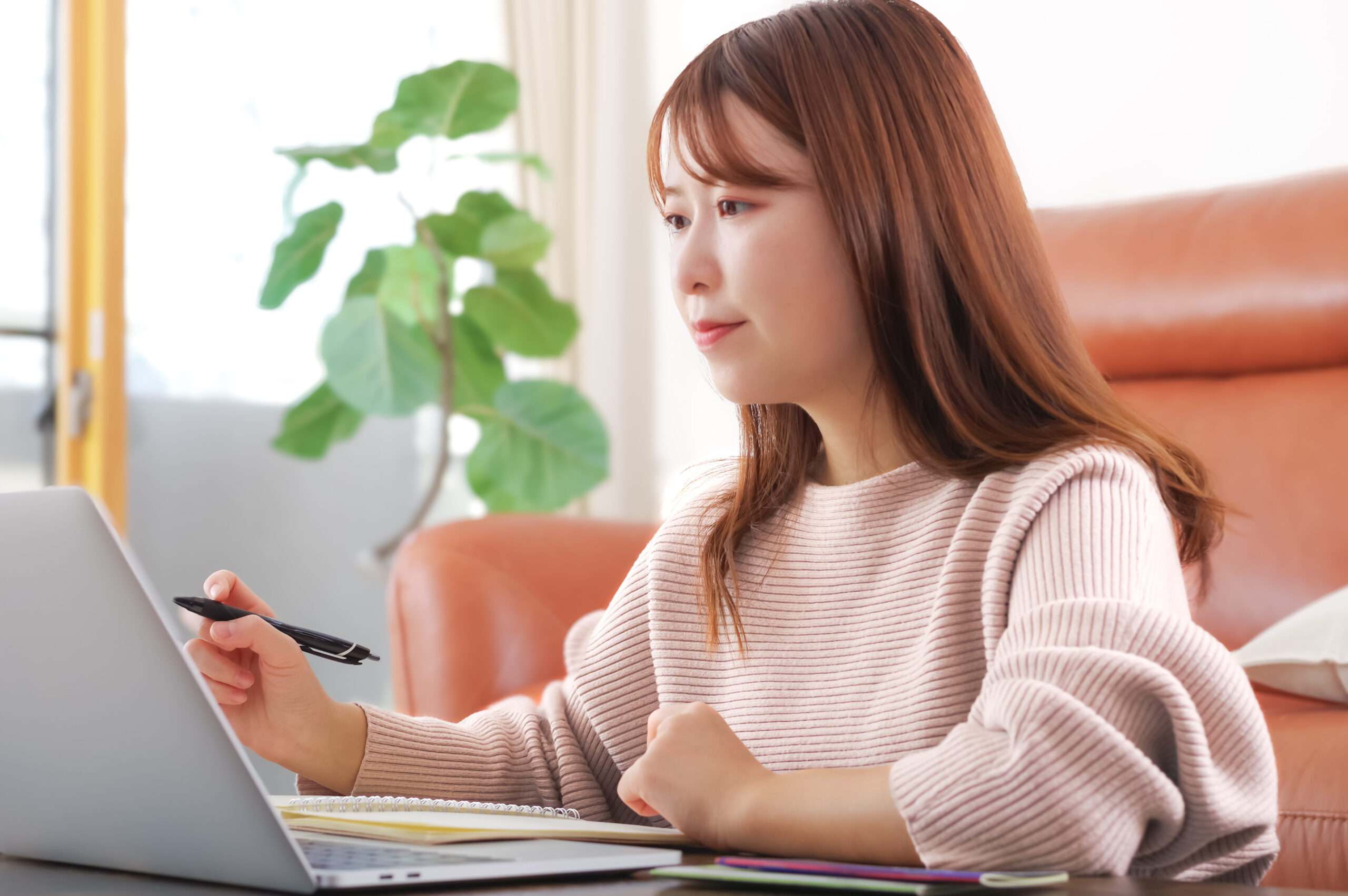 パソコンを使う女性のイメージ
