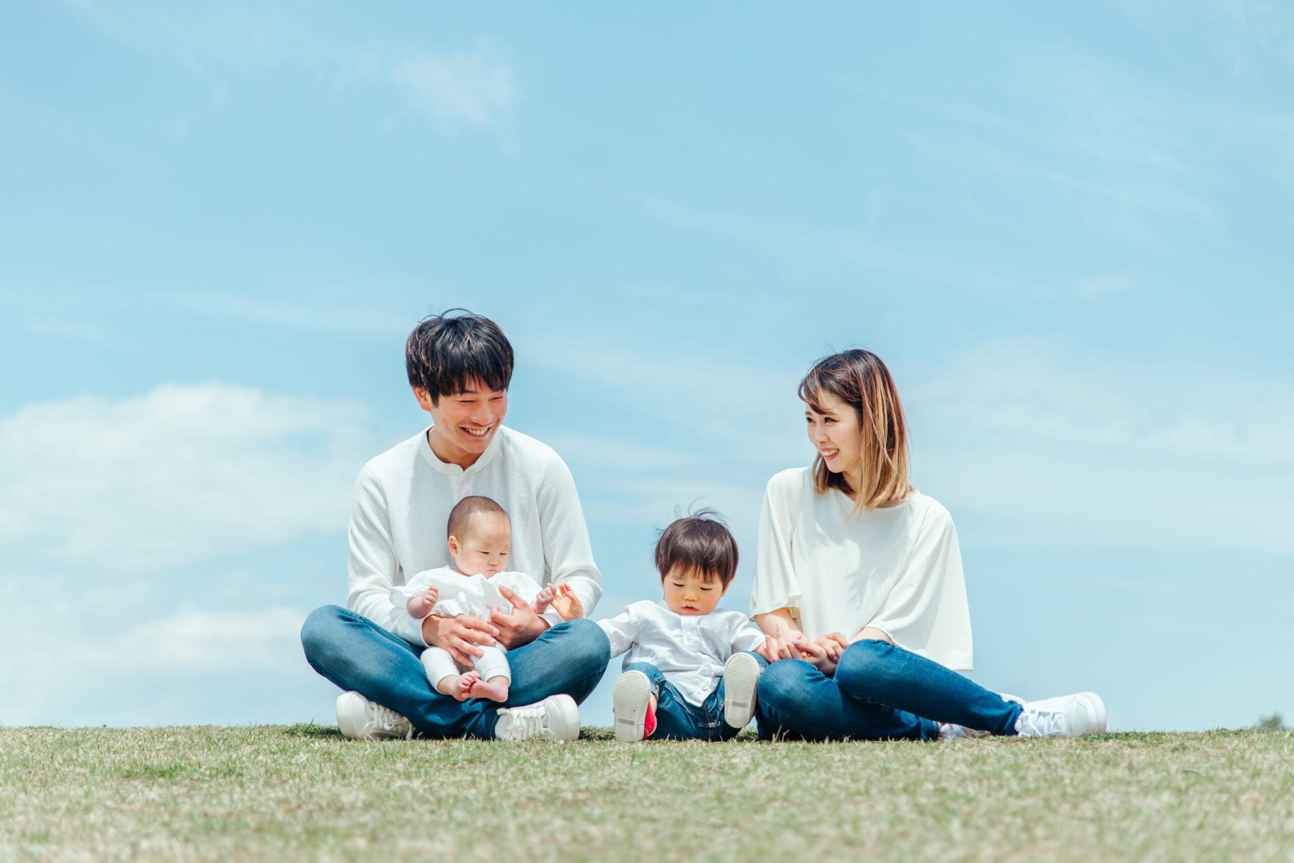屋外で過ごす家族のイメージ
