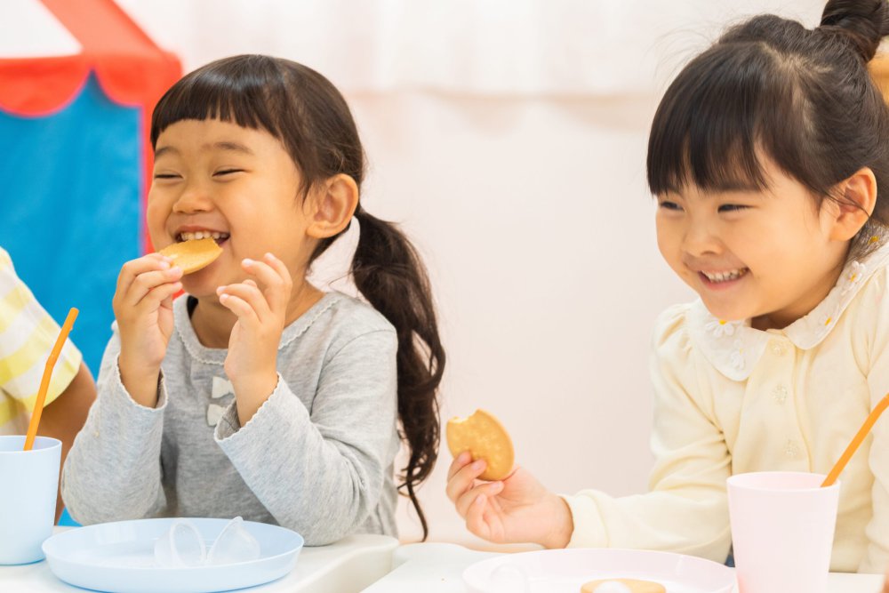 食事をする子どもたちのイメージ