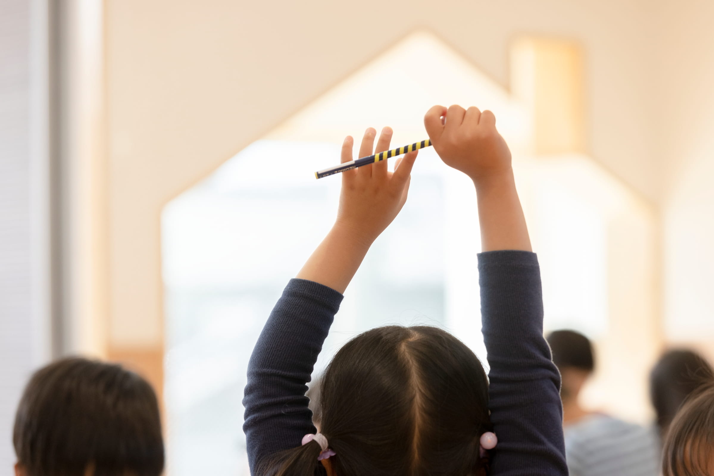 保育室で手を上げる子どもたち
