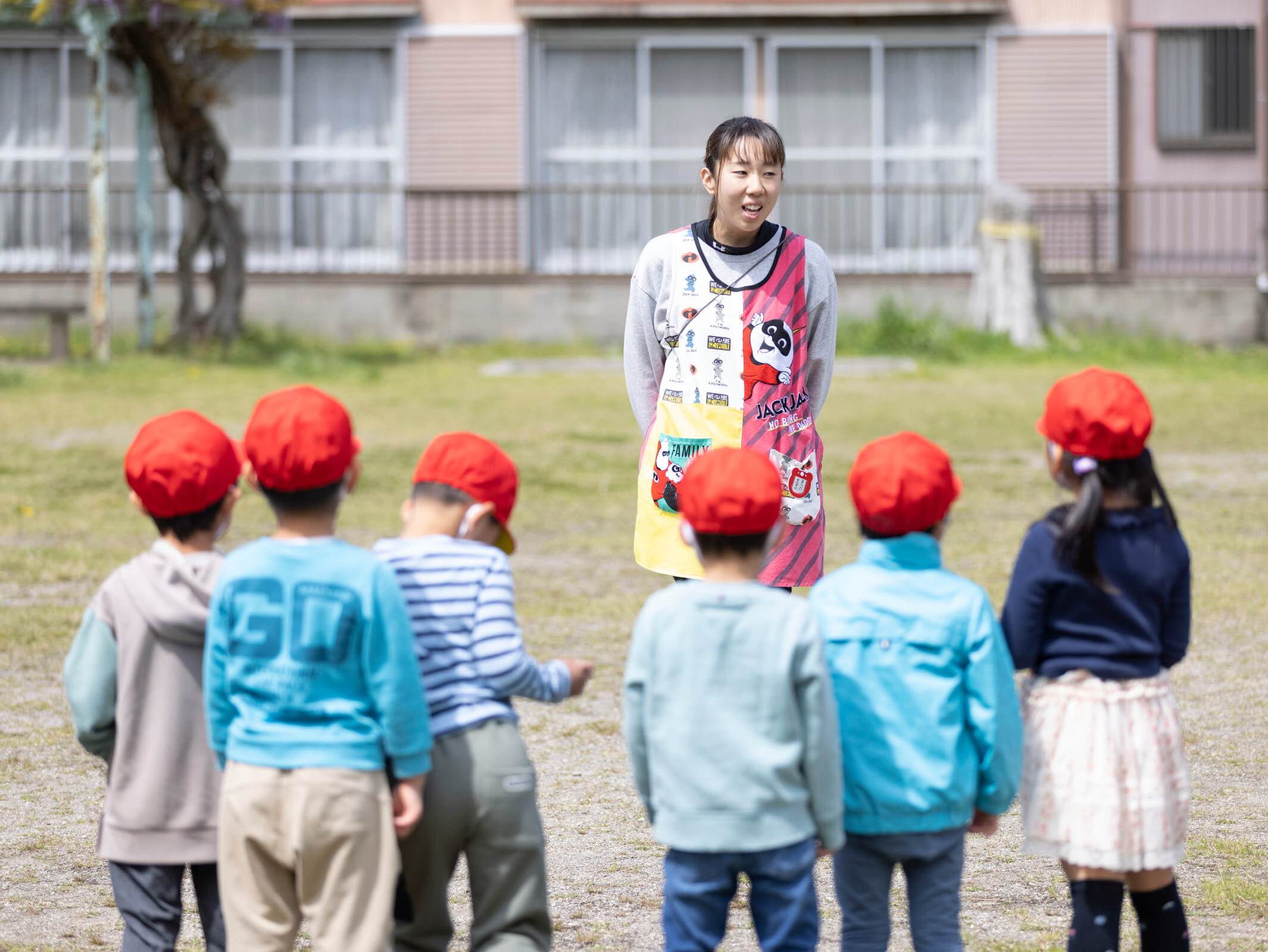 クラス担任として園児たちの前に立つ保育教諭