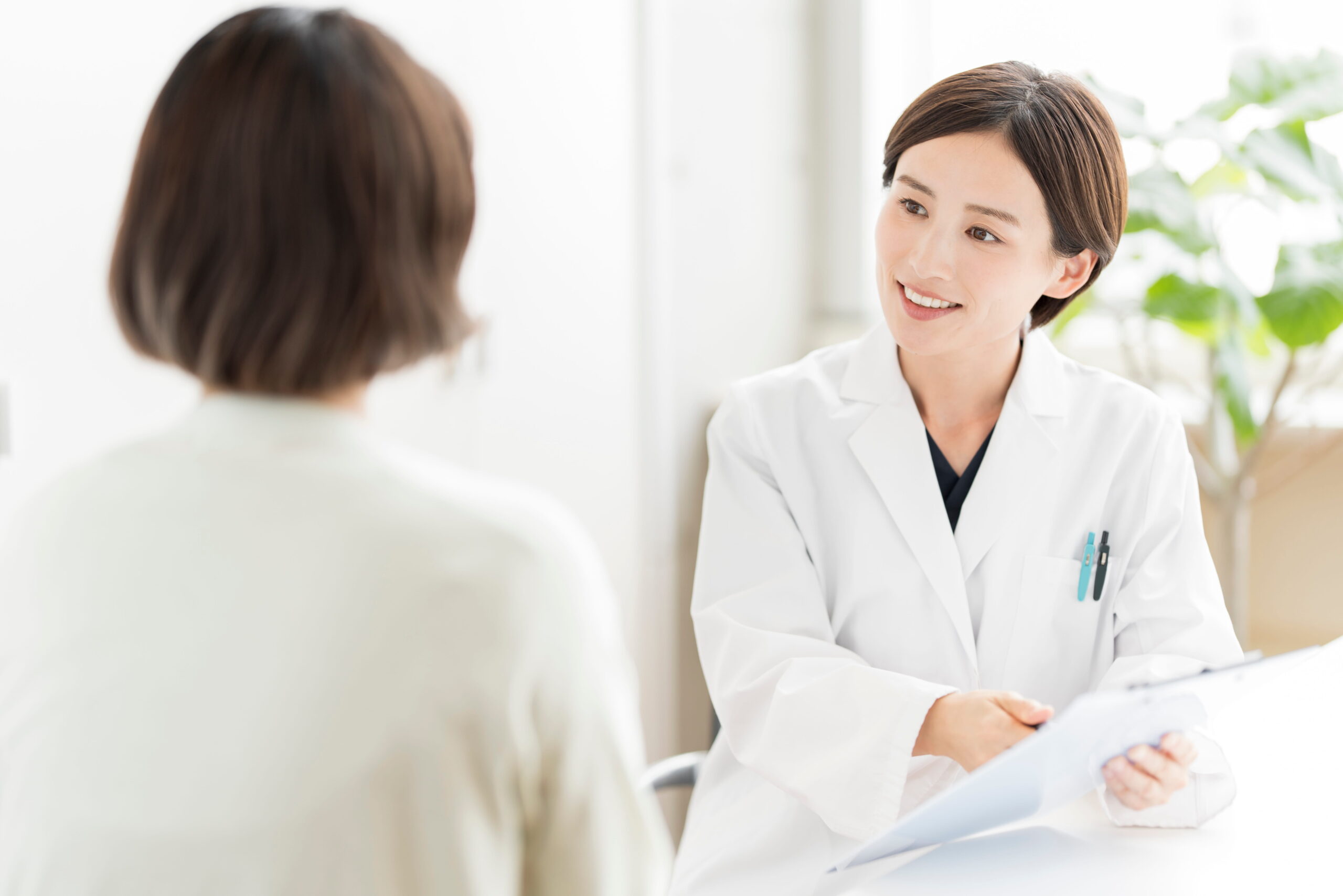 相談する女性2人のイメージ